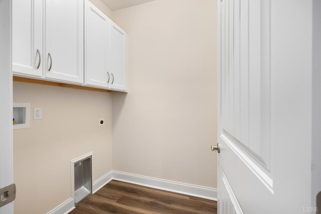 Image 16 of property listing at 176 Villa Oak Circle, Bedford, VA 24523