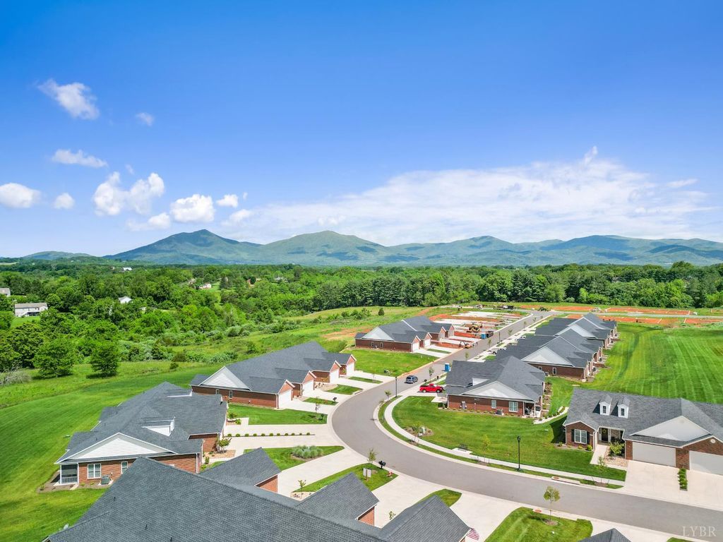 Image 2 of property listing at 176 Villa Oak Circle, Bedford, VA 24523