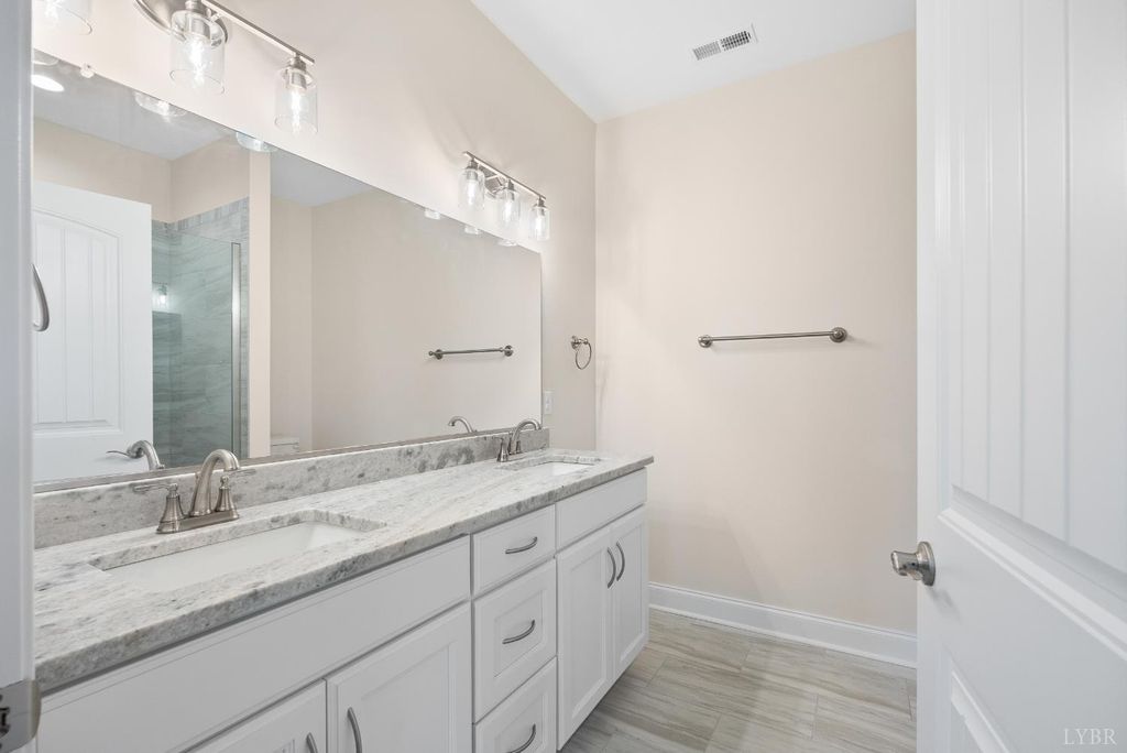 Image 27 of property listing at 176 Villa Oak Circle, Bedford, VA 24523