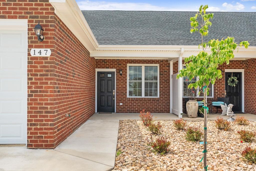 Image 3 of property listing at 176 Villa Oak Circle, Bedford, VA 24523