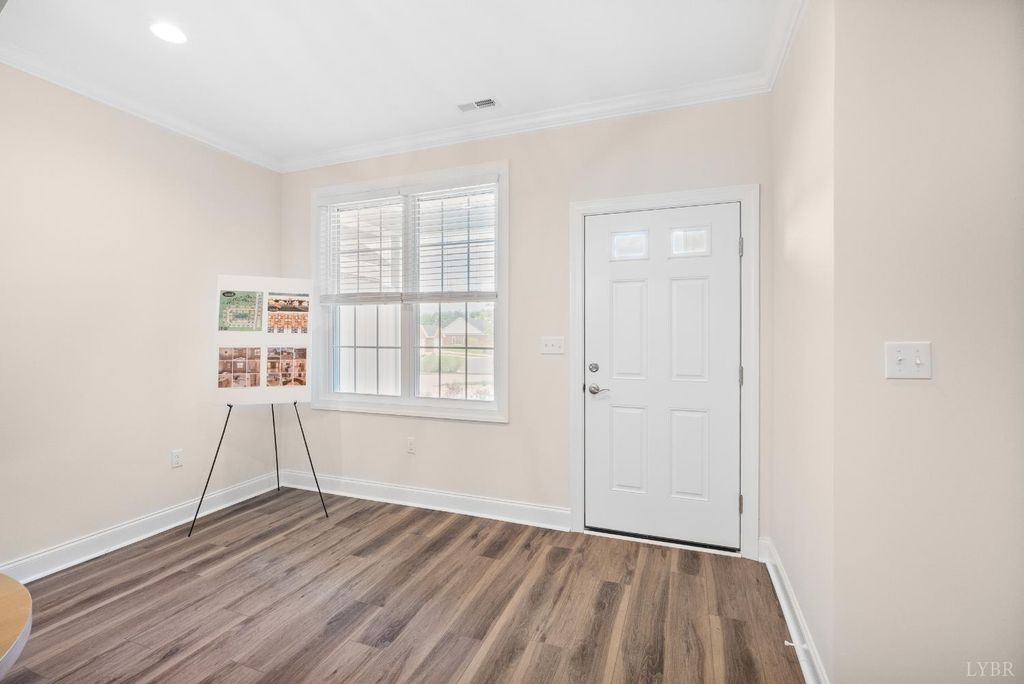 Image 4 of property listing at 176 Villa Oak Circle, Bedford, VA 24523