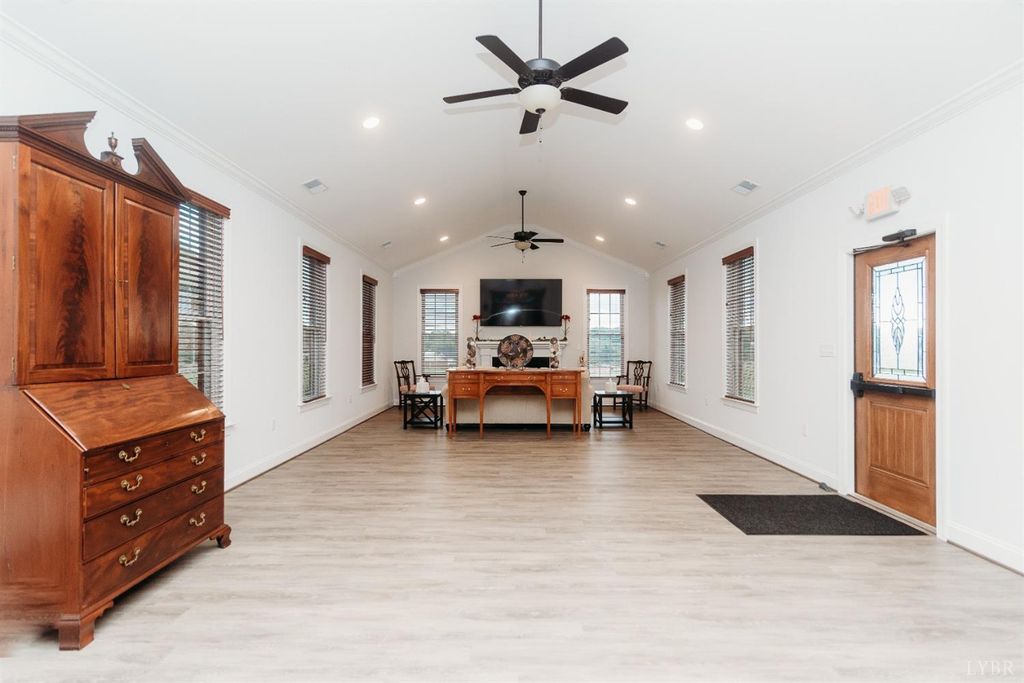 Image 43 of property listing at 176 Villa Oak Circle, Bedford, VA 24523