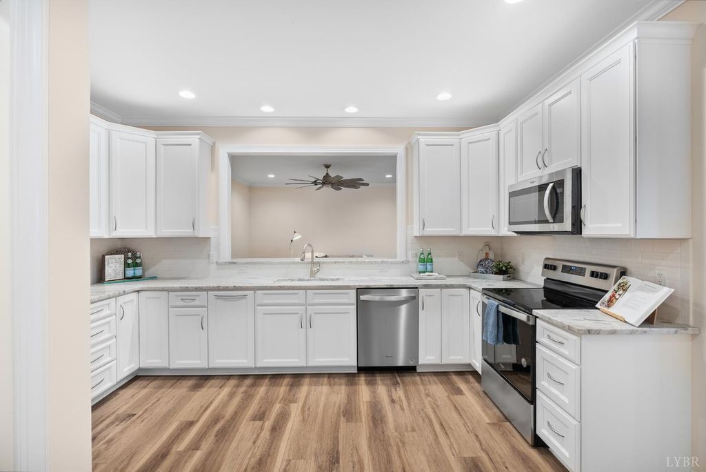 Image 9 of property listing at 176 Villa Oak Circle, Bedford, VA 24523