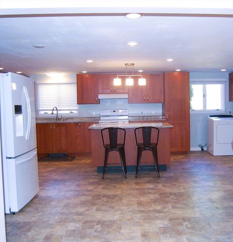 9 Harding St, Leicester, MA 01611
