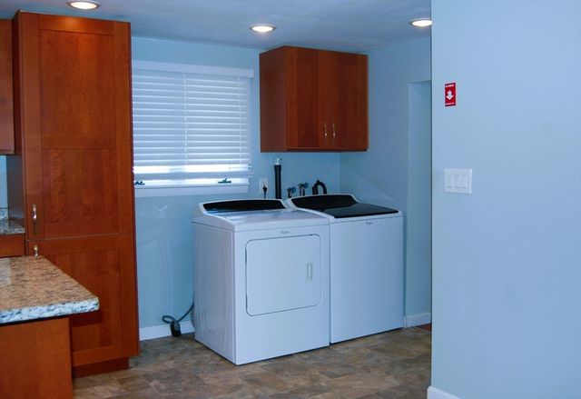 9 Harding St, Leicester, MA 01611
