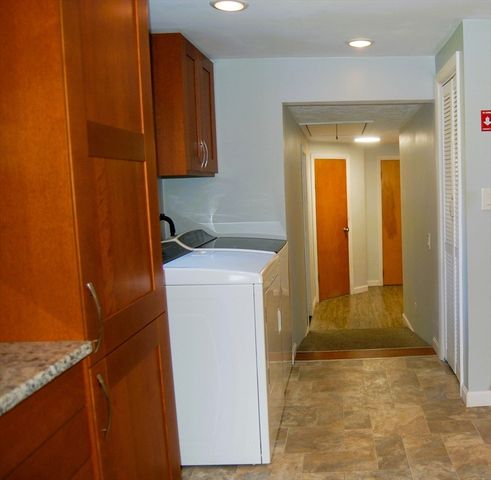 9 Harding St, Leicester, MA 01611