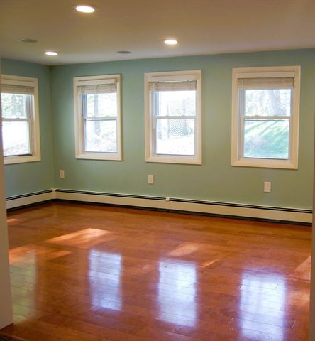 9 Harding St, Leicester, MA 01611