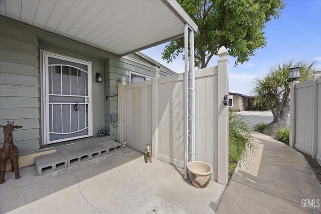 4321 Sabal Court, Bakersfield, CA 93301