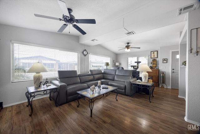 4321 Sabal Court, Bakersfield, CA 93301