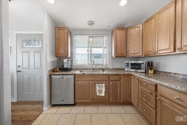 4321 Sabal Court, Bakersfield, CA 93301