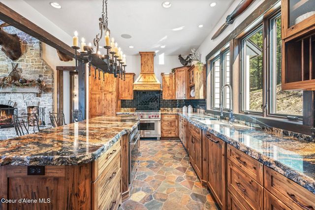 202 TRESTLE CREEK LN, Hope, ID 83836