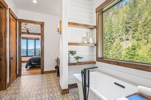 202 TRESTLE CREEK LN, Hope, ID 83836