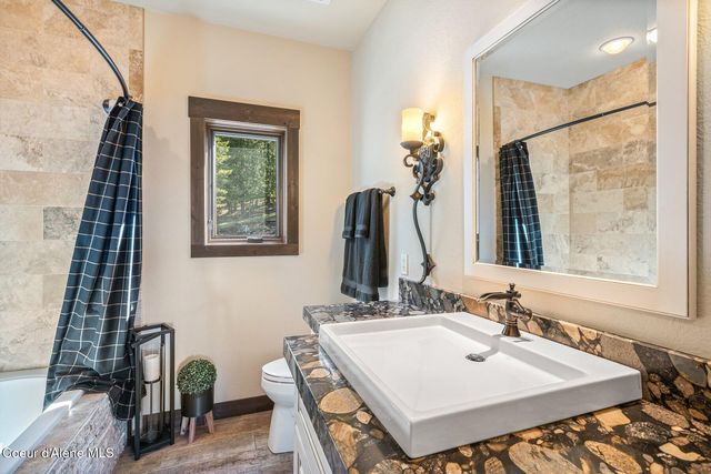 202 TRESTLE CREEK LN, Hope, ID 83836
