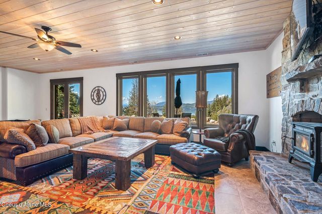 202 TRESTLE CREEK LN, Hope, ID 83836