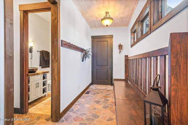202 TRESTLE CREEK LN, Hope, ID 83836