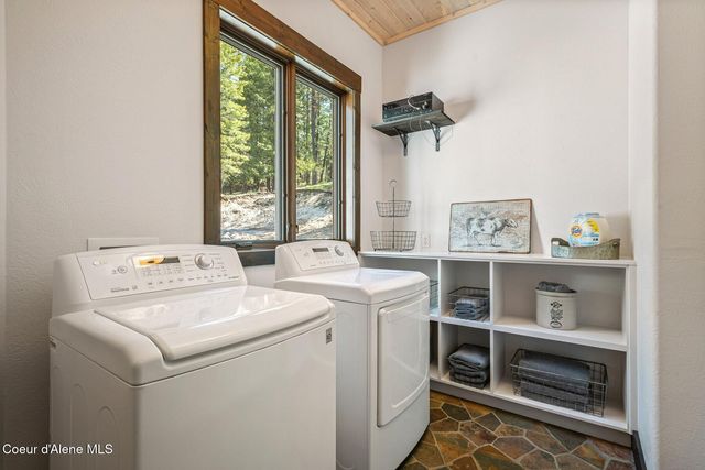 202 TRESTLE CREEK LN, Hope, ID 83836