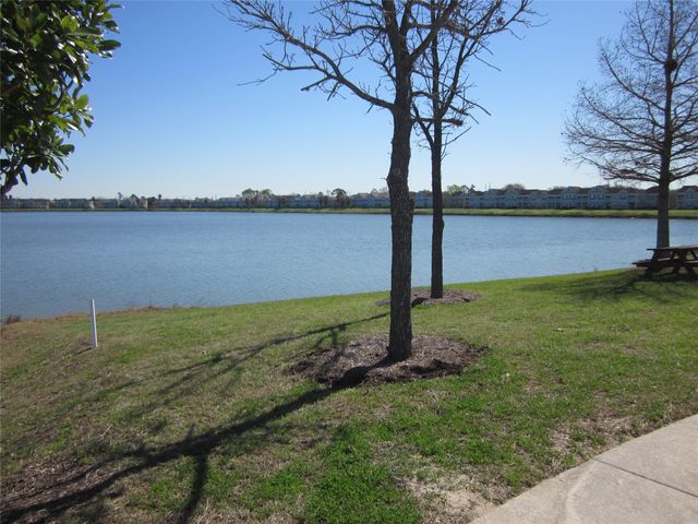 8020 Serenity Drive, Pearland, TX 77584