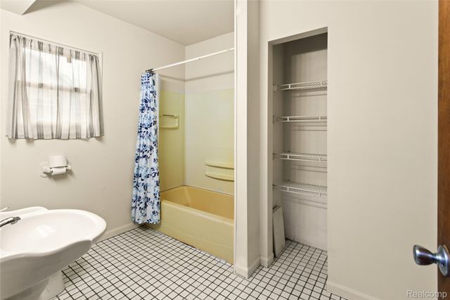 225 W Ridge Street, Owosso, MI 48867