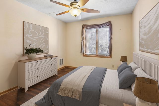 5225 N Riversedge Terrace 201, Chicago, IL 60630