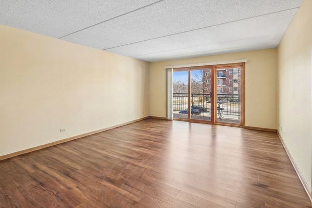 5225 N Riversedge Terrace 201, Chicago, IL 60630