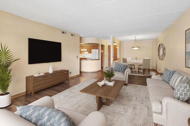 5225 N Riversedge Terrace 201, Chicago, IL 60630