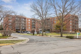 5225 N Riversedge Terrace 201, Chicago, IL 60630
