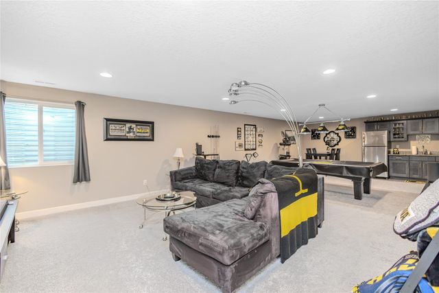 5420 Brook Landing Circle, Des Moines, IA 50317