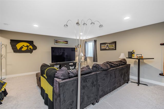 5420 Brook Landing Circle, Des Moines, IA 50317
