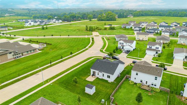 5420 Brook Landing Circle, Des Moines, IA 50317