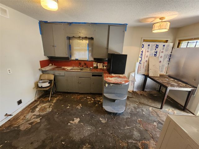 1527 Cape Cod Drive, Dallas, TX 75216