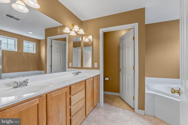 12 HUNTINGDON CT, Upper Chichester, PA 19061
