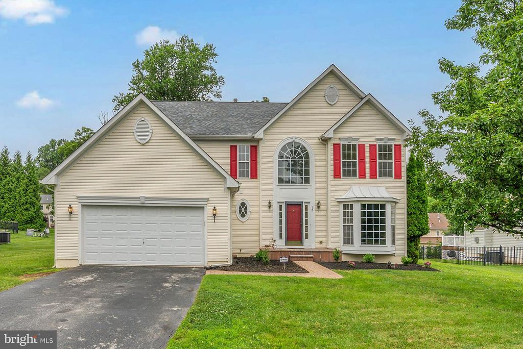 12 HUNTINGDON CT, Upper Chichester, PA 19061