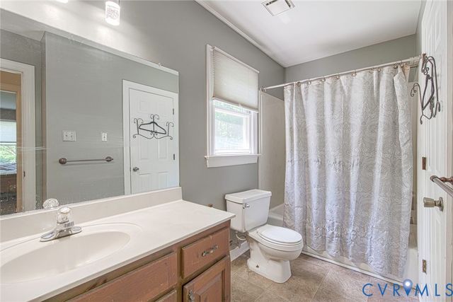2803 Jolly Ln, Chester, VA 23831