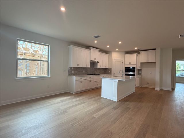 132 Tenny LN, Kyle, TX 78640