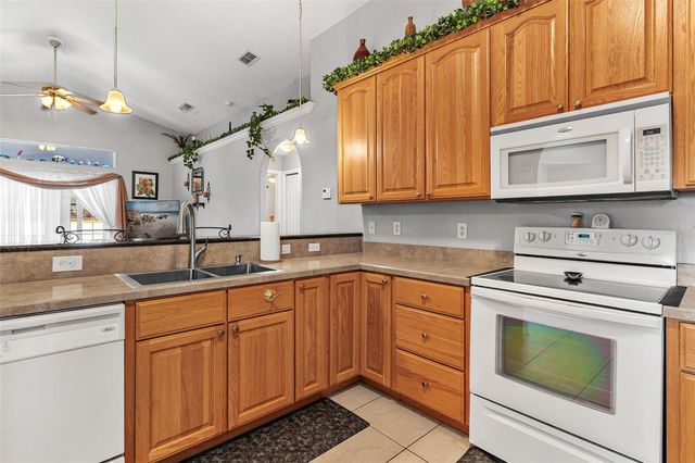 93 FAIRWAY CIRCLE, Umatilla, FL 32784