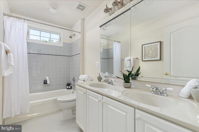 12221 HARBOR TOWN CIR, Fairfax, VA 22033