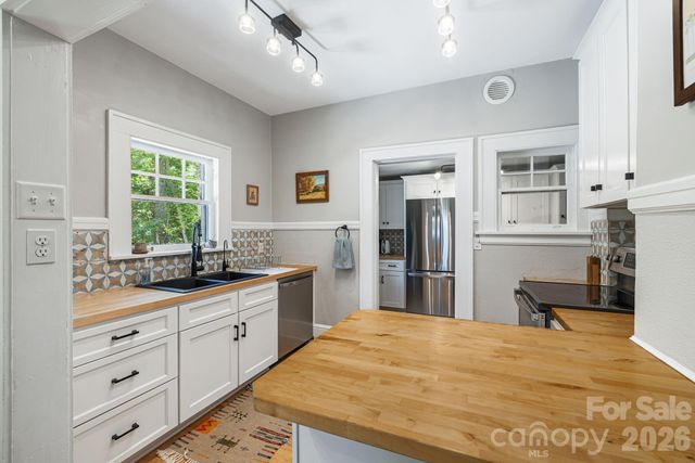 25 Saint Dunstans Circle, Asheville, NC 28803