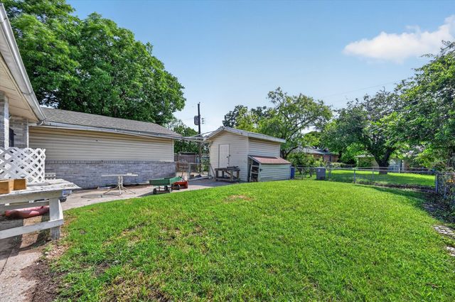 2524 N Saint Augustine Drive, Dallas, TX 75227