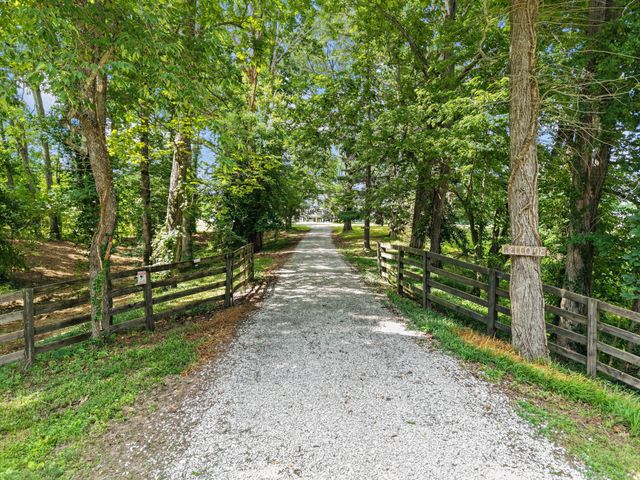 9952 Missionary Ridge Rd, Bon Aqua, TN 37025