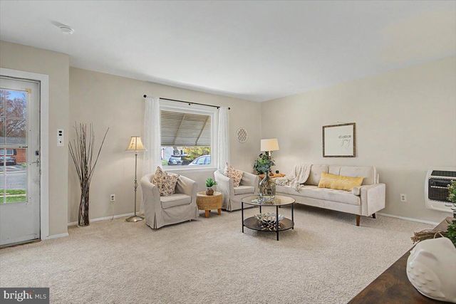 1 LINDA CIR, Newark, DE 19713