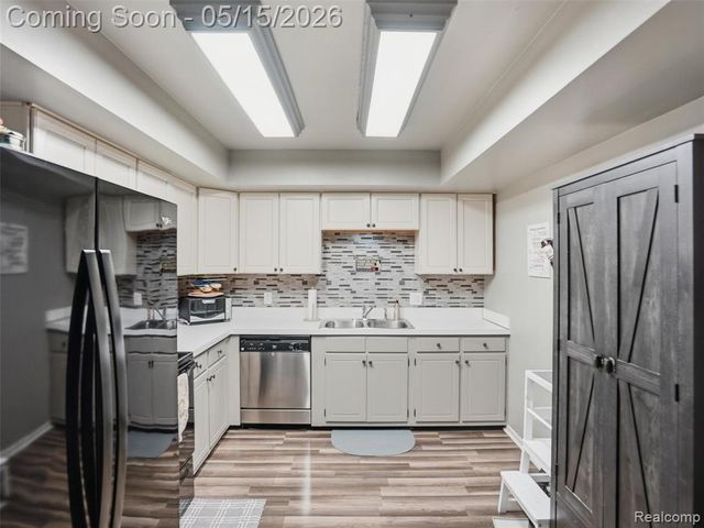 42231 Toddmark Lane, Clinton Township, MI 48038