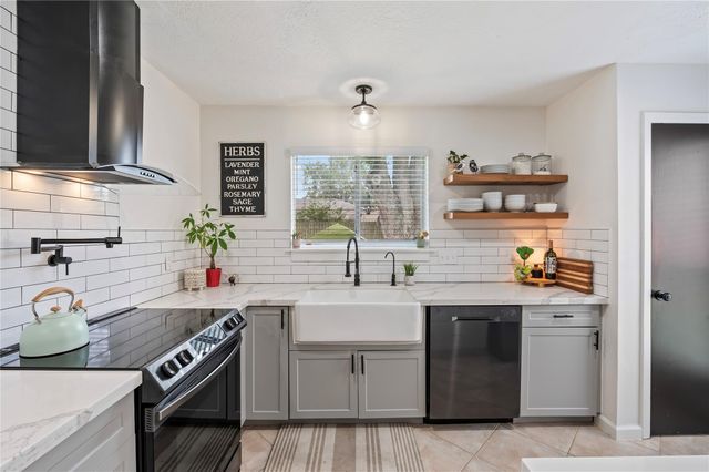 16710 Nina Drive, Friendswood, TX 77546