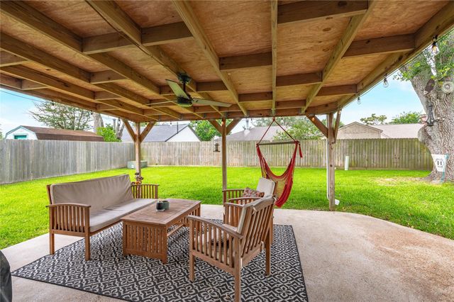 16710 Nina Drive, Friendswood, TX 77546