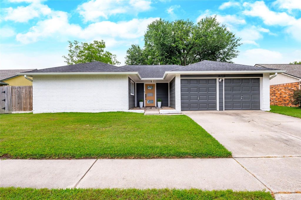 16710 Nina Drive, Friendswood, TX 77546