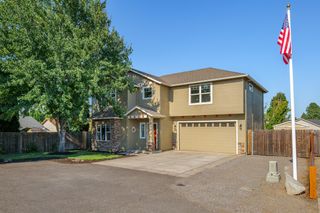 615 John Wayne Drive, Central Point, OR 97502