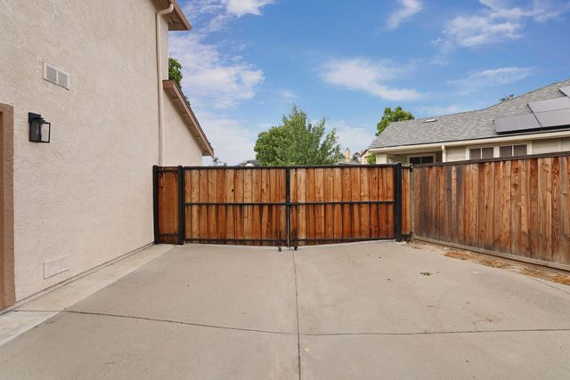 1883 Oswego Ct, Tracy, CA 95304