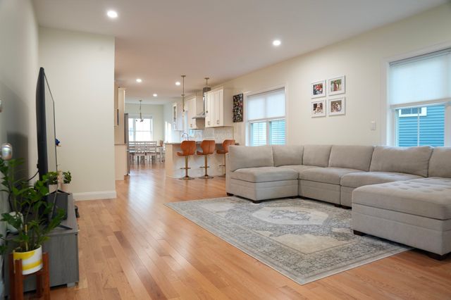 12 Kodiak Ln 12, Milford, MA 01757