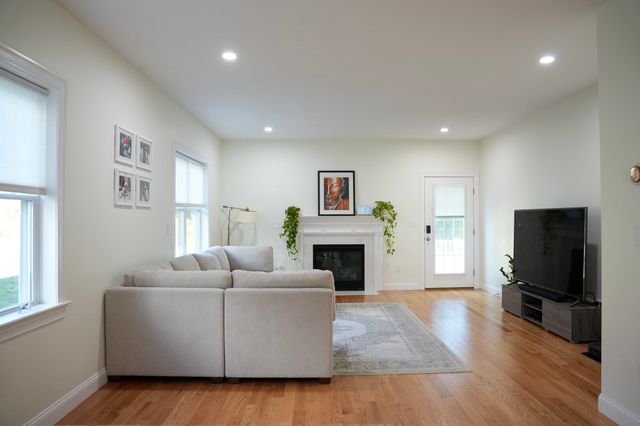 12 Kodiak Ln 12, Milford, MA 01757