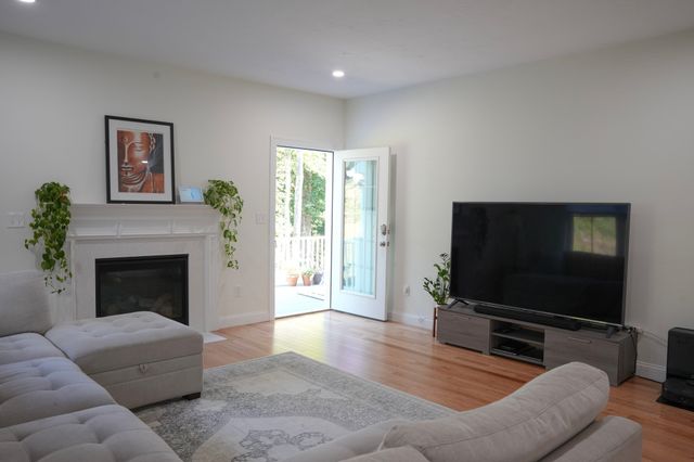 12 Kodiak Ln 12, Milford, MA 01757
