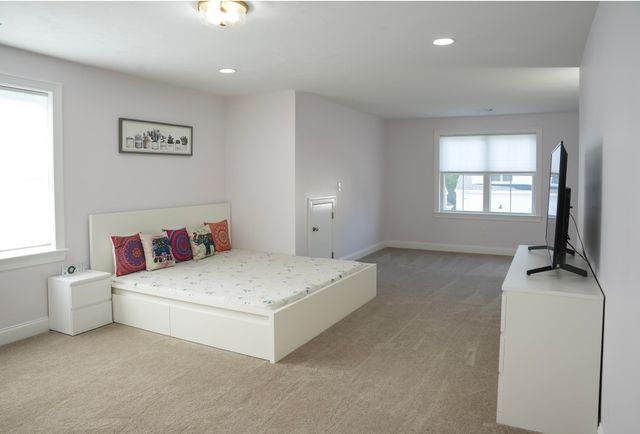 12 Kodiak Ln 12, Milford, MA 01757